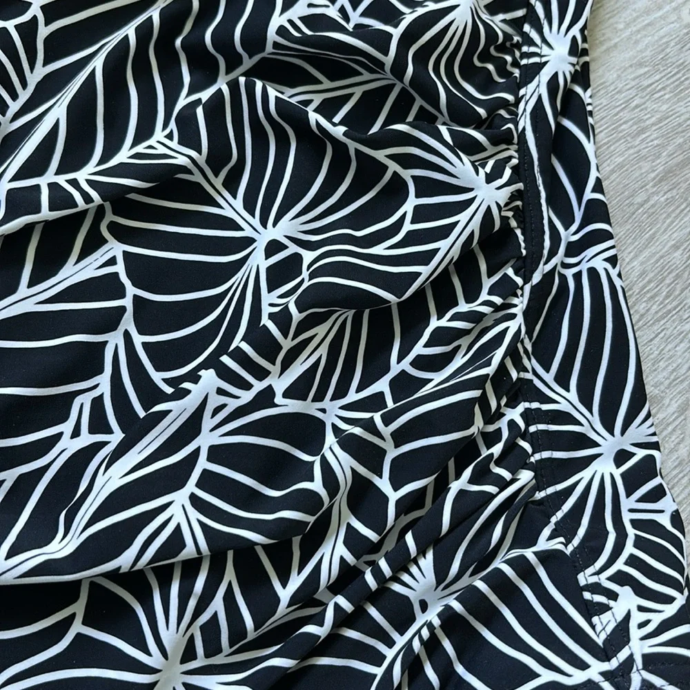 Nip Tuck One Piece Swimsuit/Bathing suit Blackk/White size 8 - Picture 2 of 10